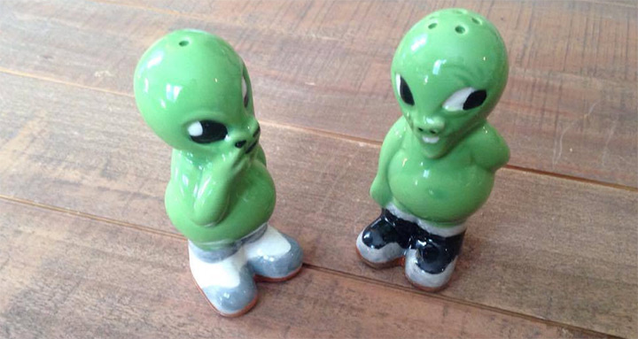 alien picker salt pepper shaker